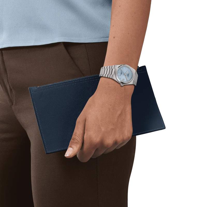 Montre TISSOT T-CLASSIC PRX POWERMATIC homme automatique, cadran belu clair bracelet acier inoxydable - vue porté 1