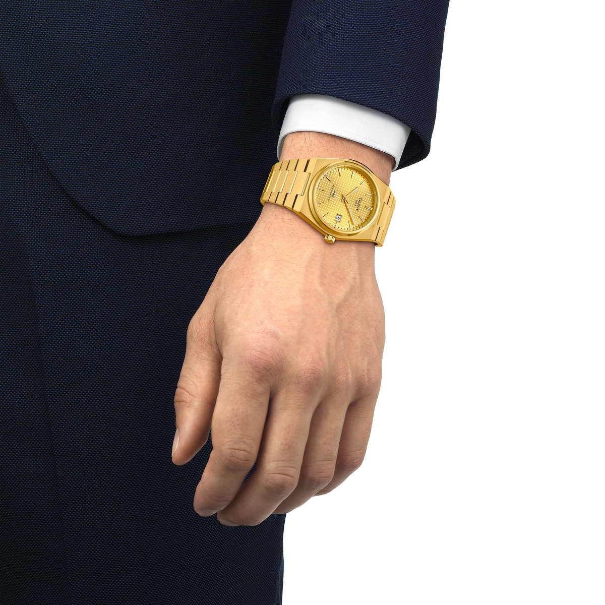 Montre TISSOT T-classic homme automatique, bracelet acier inoxydable or - vue porté 1