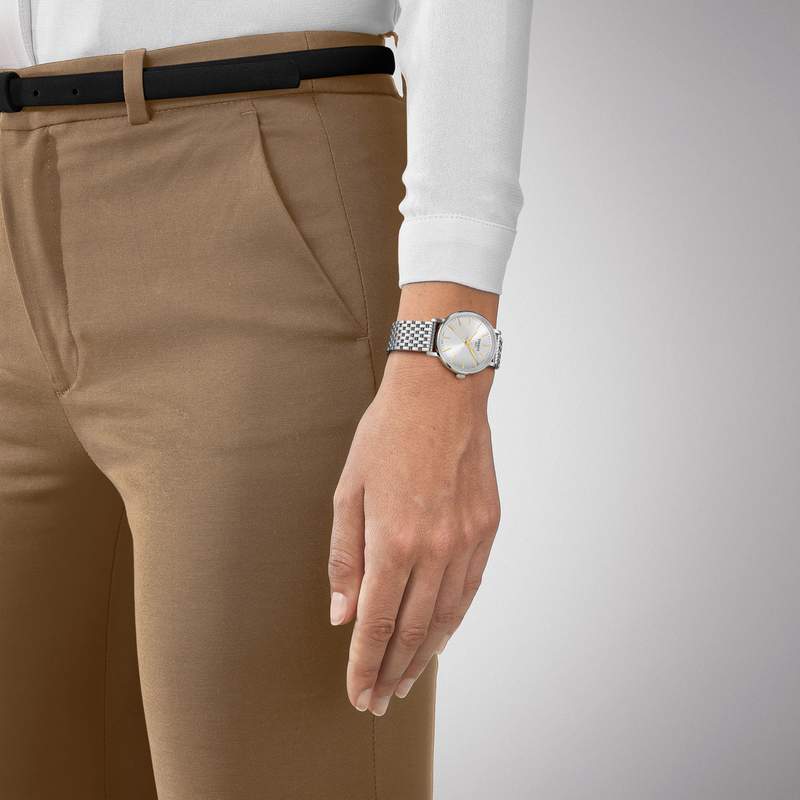 Montre TISSOT T-CLASSIC EVERYTIME mixte cadran gris bracelet acier inoxydable - vue porté 1