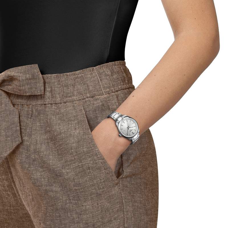 Montre TISSOT T-CLASSIC PR100 mixte cadran gris bracelet acier inoxydable - vue porté 1