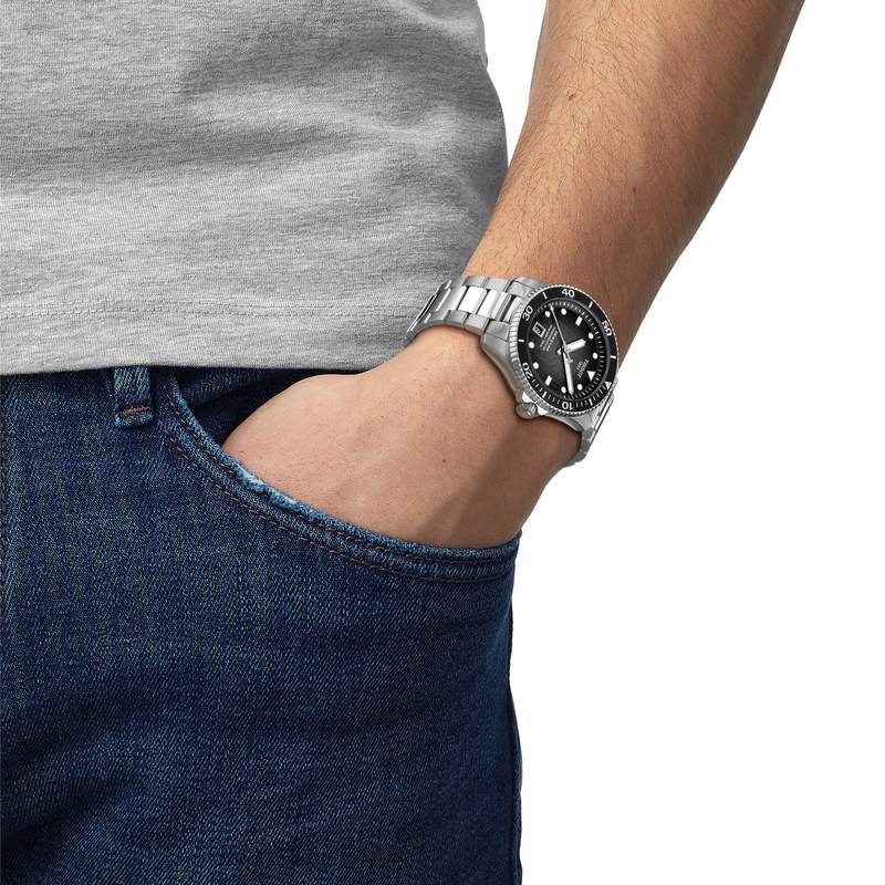 Montre TISSOT T-SPORT SEASTAR 1000 homme automatique cadran noir bracelet acier inoxydable - vue porté 1