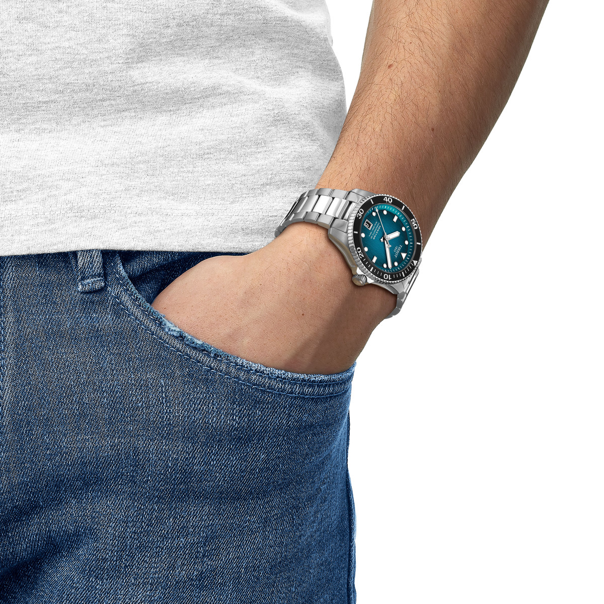 Montre TISSOT T-SPORT SEASTAR 1000 homme automatique cadran bleu bracelet acier inoxydable - vue porté 1