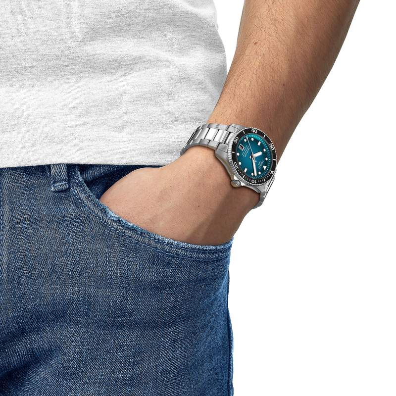 Montre TISSOT T-SPORT SEASTAR 1000 homme automatique cadran bleu bracelet acier inoxydable - vue porté 1