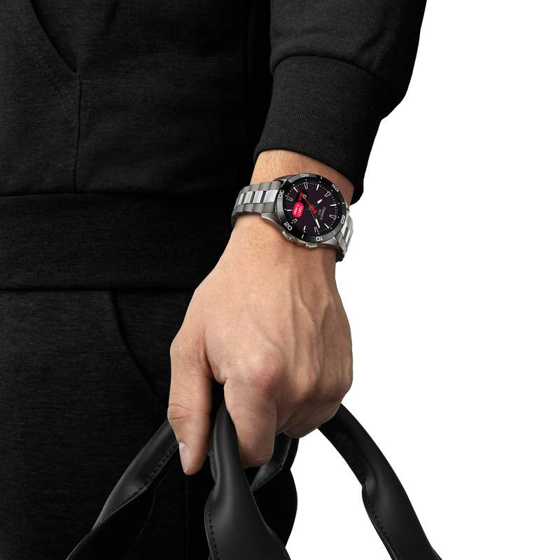 Montre TISSOT T-TOUCH CONNECT SPORT homme cadran noir bracelet titane - vue porté 1