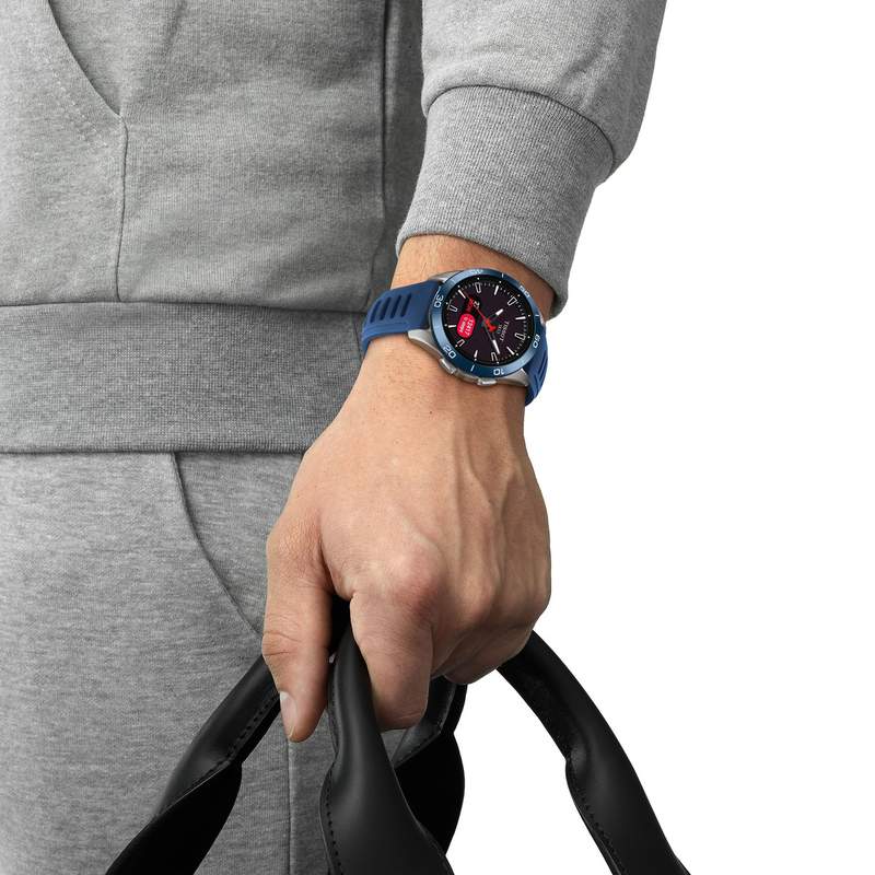 Montre TISSOT T-TOUCH CONNECT SOLAR SPORT homme cadran noir bracelet silicone bleu - vue porté 1