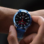 Montre TISSOT T-TOUCH CONNECT SOLAR SPORT homme cadran noir bracelet silicone bleu - vue porté 2