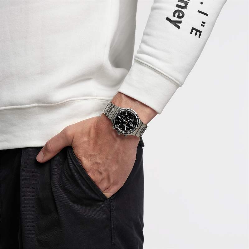 Montre SWATCH New irony Night flight chrono homme bracelet acier inoxydable gris - vue porté 1