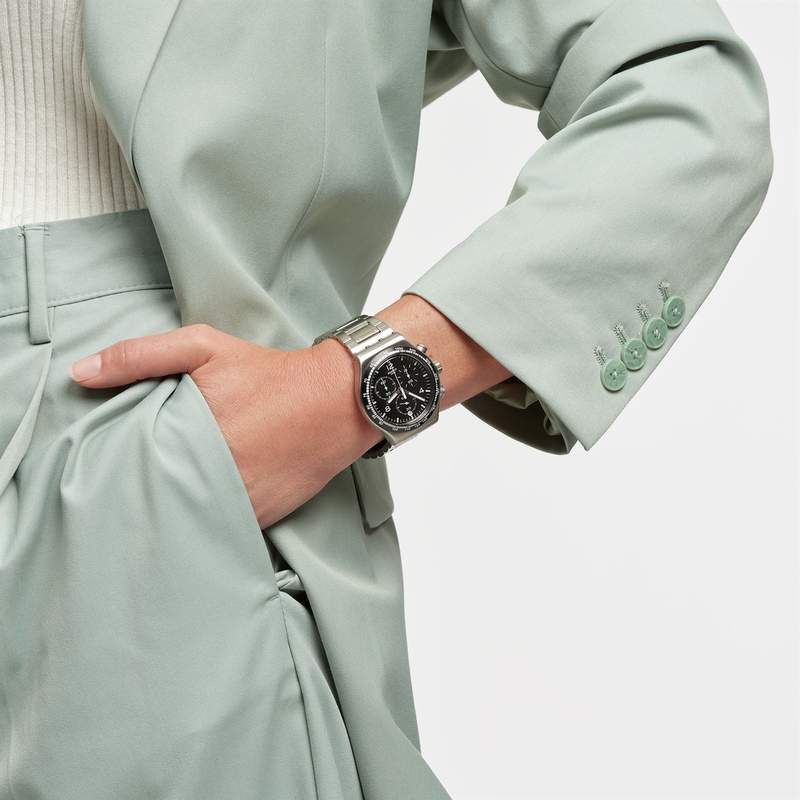 Montre SWATCH New irony Night flight chrono homme bracelet acier inoxydable gris - vue porté 2