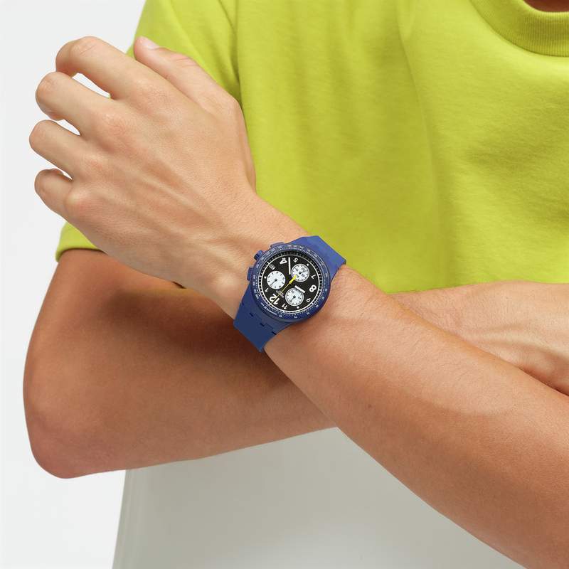 Montre SWATCH Chrono 42 Nothing basic about blue homme bracelet silicone bleu - vue porté 1