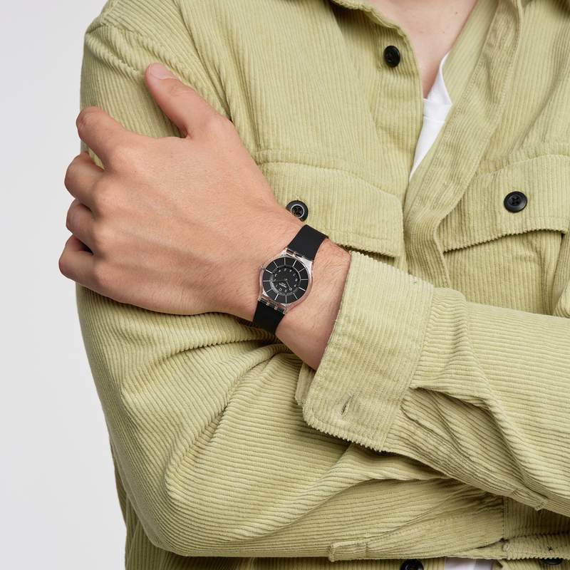 SWATCH Skin classic biosourced Black classiness herenhorloge met mat zwarte band van biologisch materiaal - gedragen beeld 1