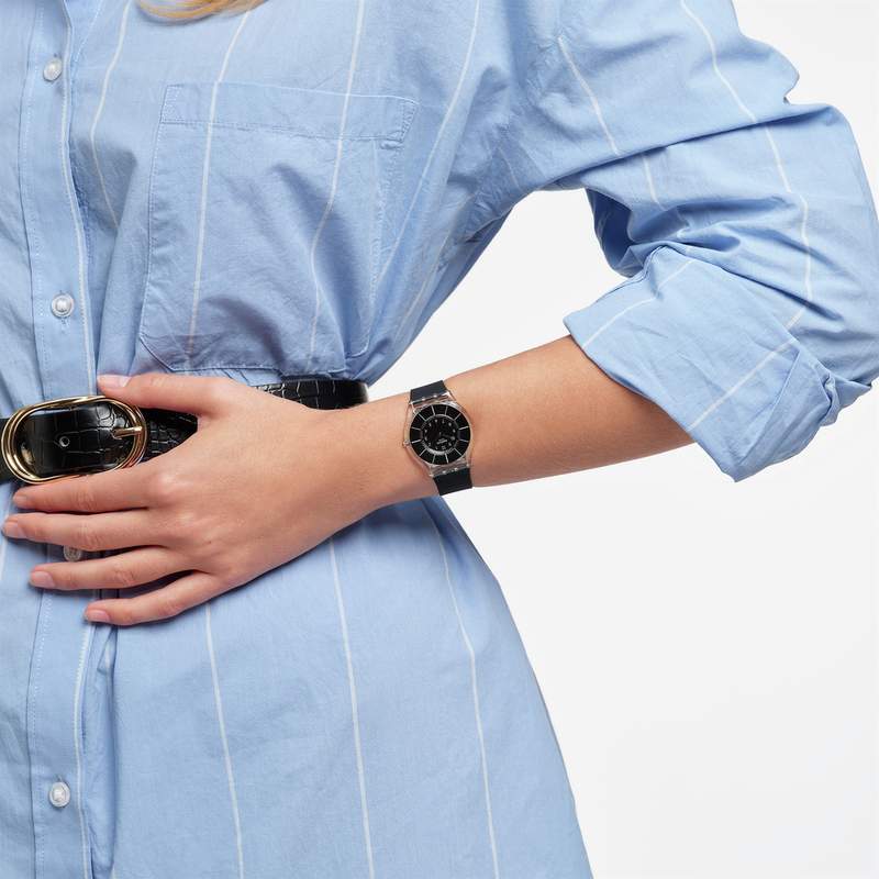SWATCH Skin classic biosourced Black classiness herenhorloge met mat zwarte band van biologisch materiaal - gedragen beeld 2