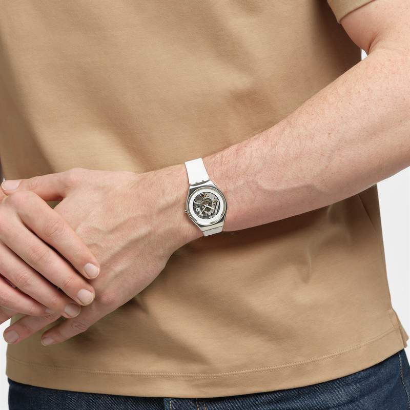 Montre SWATCH Skin irony Pure white irony homme bracelet silicone blanc - vue porté 1