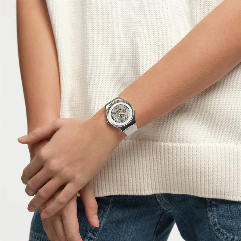 Montre SWATCH Skin irony Pure white irony homme bracelet silicone blanc - vue porté 2