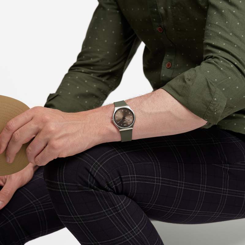 Montre SWATCH Skin irony 42 Skinearth homme bracelet caoutchouc vert - vue porté 1