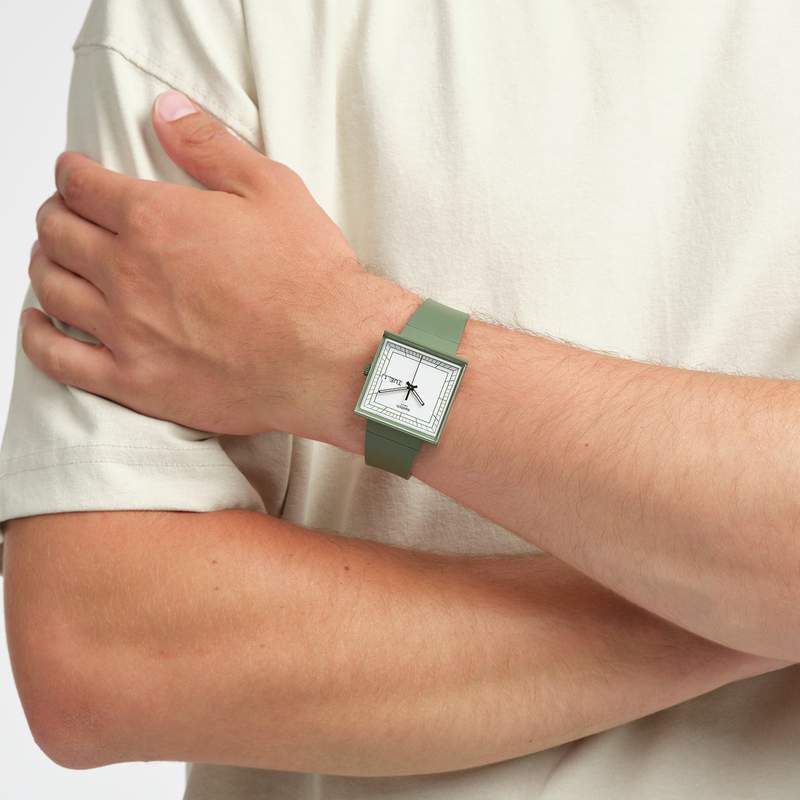 Montre SWATCH Square bioceramic What if green? homme bracelet matériau biosourcé vert - vue porté 3