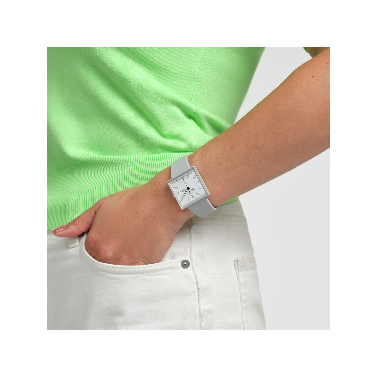 Montre SWATCH Square bioceramic What if gray? homme bracelet matériau biosourcé gris - vue porté 4