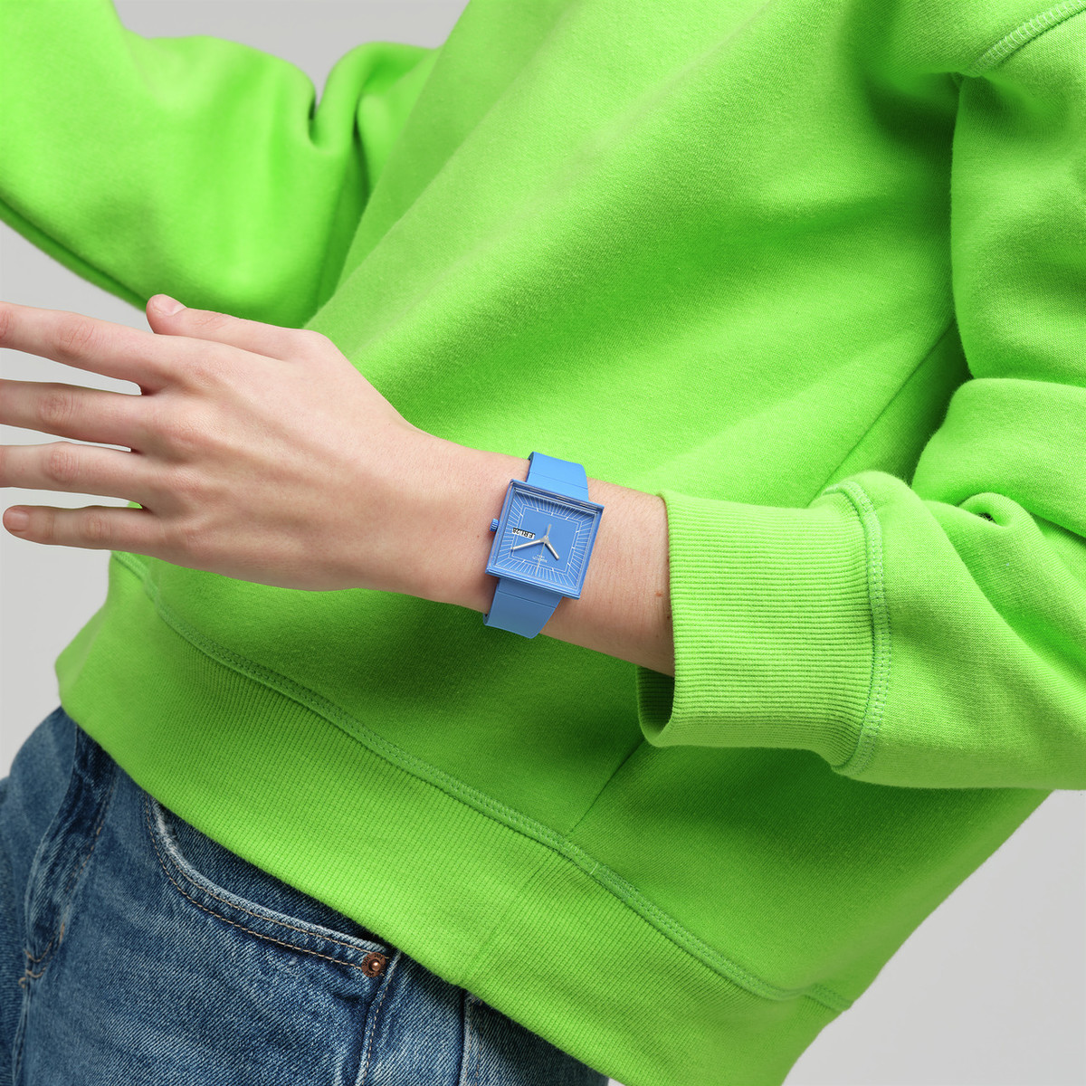 Montre SWATCH Square bioceramic What if sky? homme bracelet matériau biosourcé bleu - vue porté 2