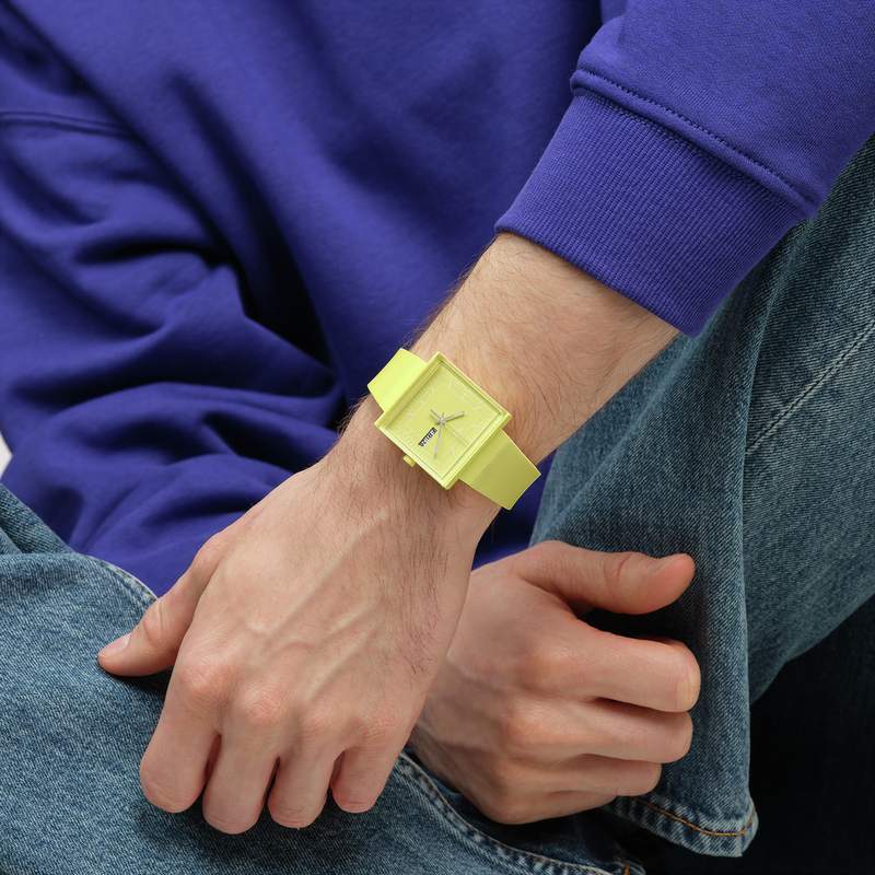 Montre SWATCH Square bioceramic What if lemon? homme bracelet matériau biosourcé jaune - vue porté 2