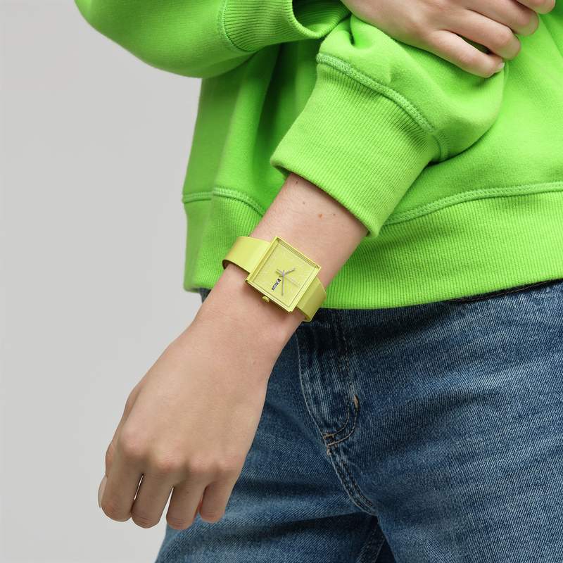 Montre SWATCH Square bioceramic What if lemon? homme bracelet matériau biosourcé jaune - vue porté 3