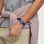 Montre SWATCH Gent biosourced Trendy lines at night homme bracelet silicone bleu - vue porté 1