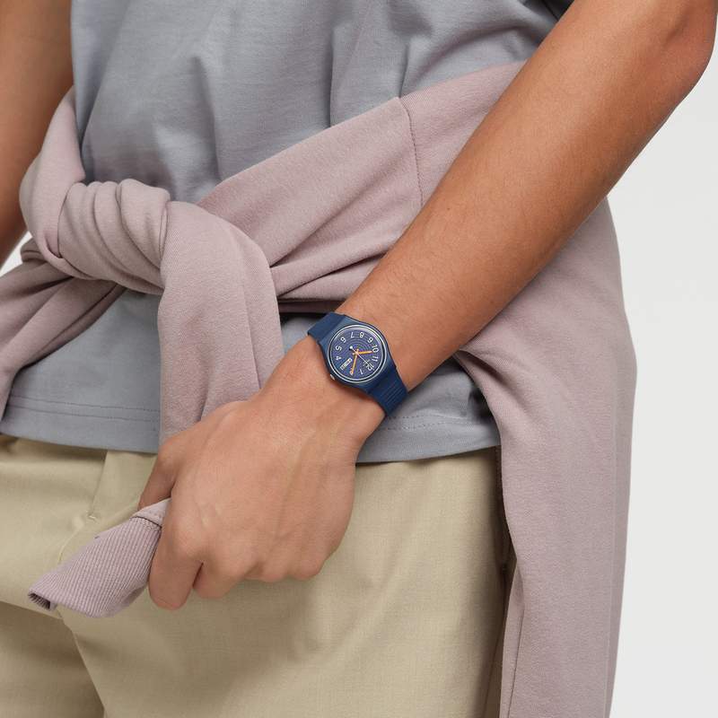 Montre SWATCH Gent biosourced Trendy lines at night homme bracelet silicone bleu - vue porté 1