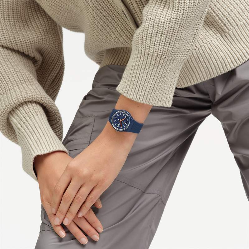 Montre SWATCH Gent biosourced Trendy lines at night homme bracelet silicone bleu - vue porté 2