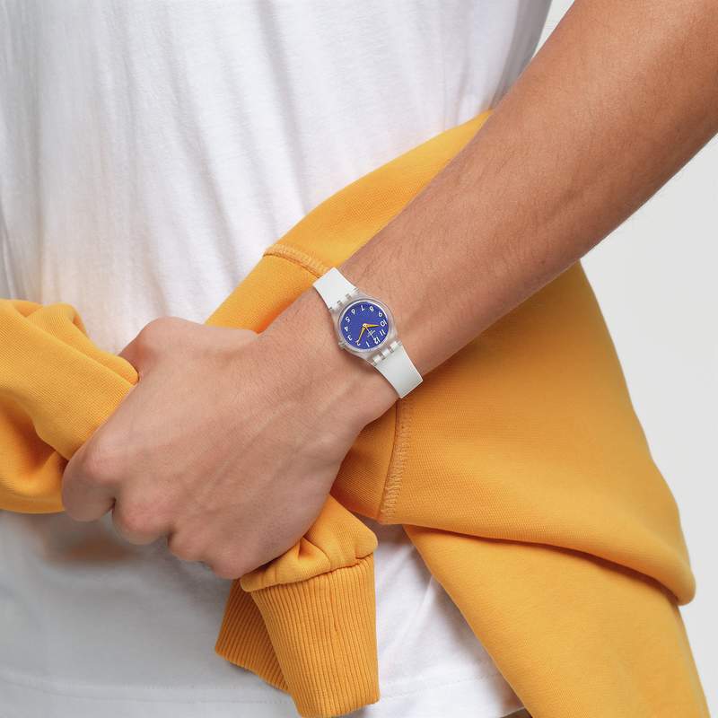 Montre SWATCH Lady The gold within you femme bracelet silicone blanc - vue porté 1