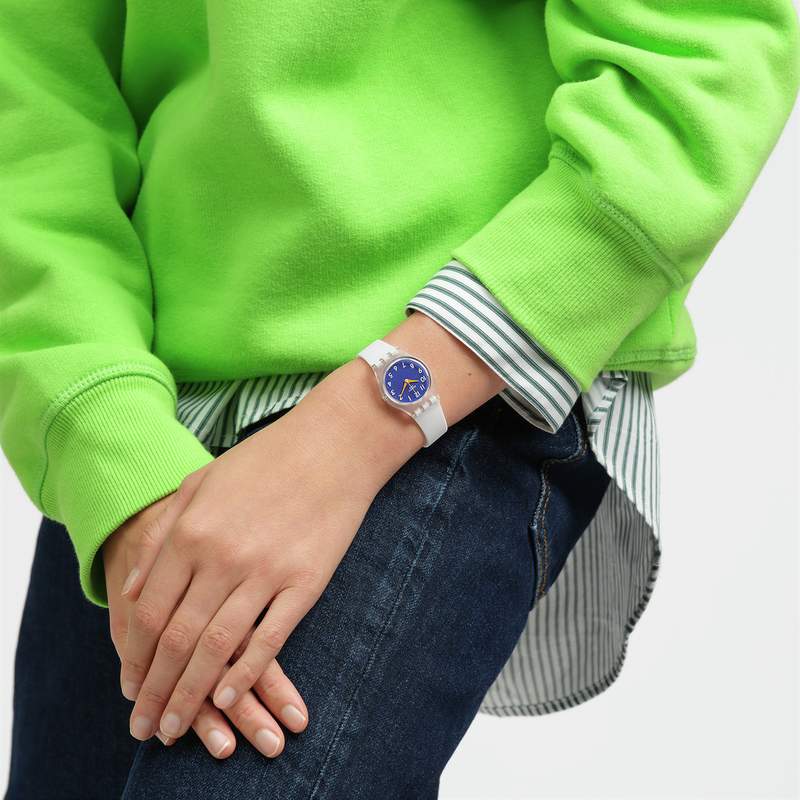 Montre SWATCH Lady The gold within you femme bracelet silicone blanc - vue porté 2