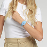 Montre SWATCH Gent biosourced Trendy lines in the sky homme bracelet silicone bleu - vue porté 2