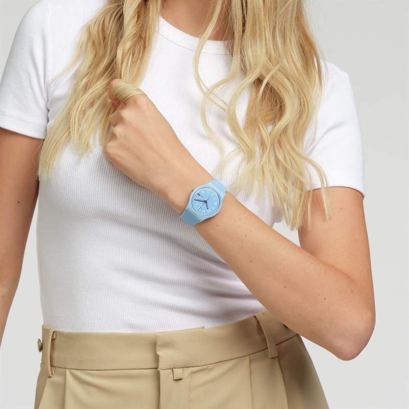 Montre SWATCH Gent biosourced Trendy lines in the sky homme bracelet silicone bleu - vue porté 2