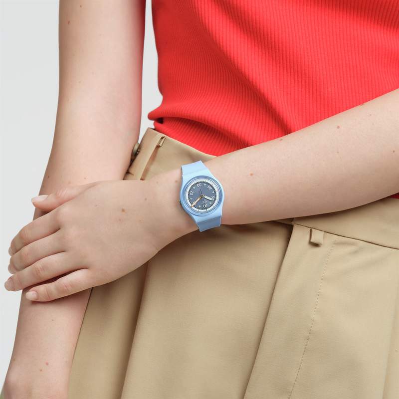 Montre SWATCH Gent bioceramic Frozen waterfall homme bracelet silicone bleu - vue porté 3