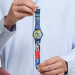 Montre SWATCH New gent bioceramic Chagall's blue circus homme bracelet silicone bleu - vue porté 2