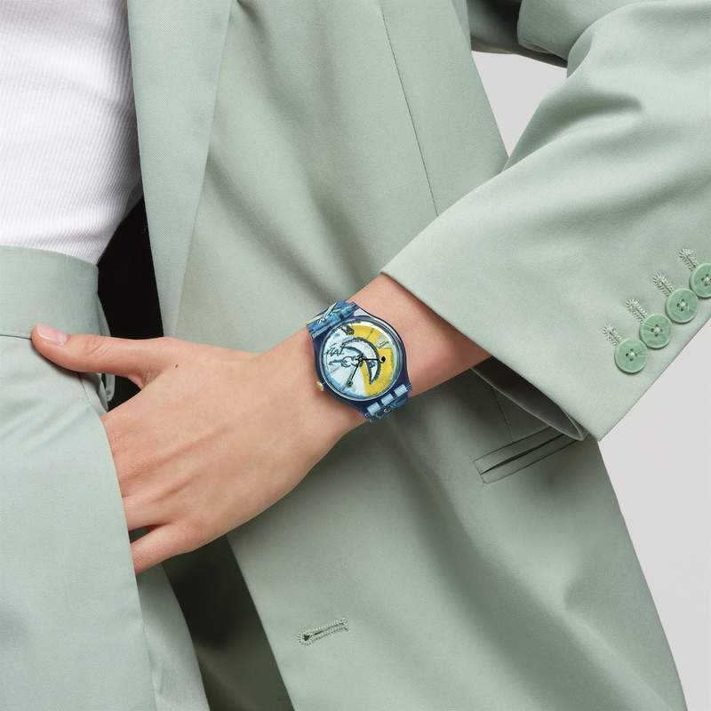 Montre SWATCH New gent bioceramic Chagall's blue circus homme bracelet silicone bleu - vue porté 3