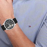 Montre TOMMY HILFIGER baker homme analogique, bracelet cuir noir - vue porté 1