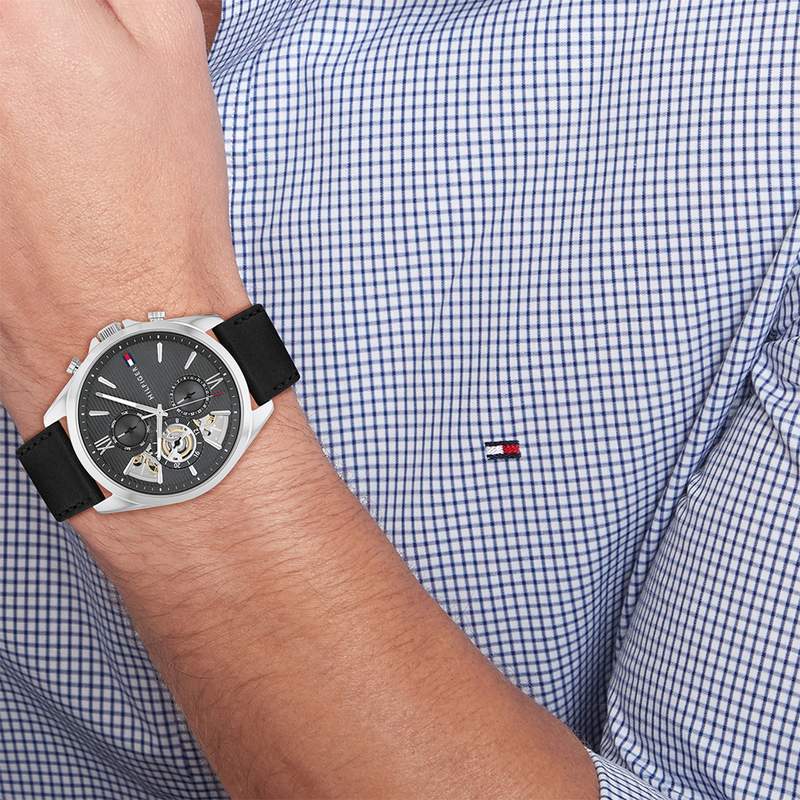 Montre TOMMY HILFIGER baker homme analogique, bracelet cuir noir - vue porté 1
