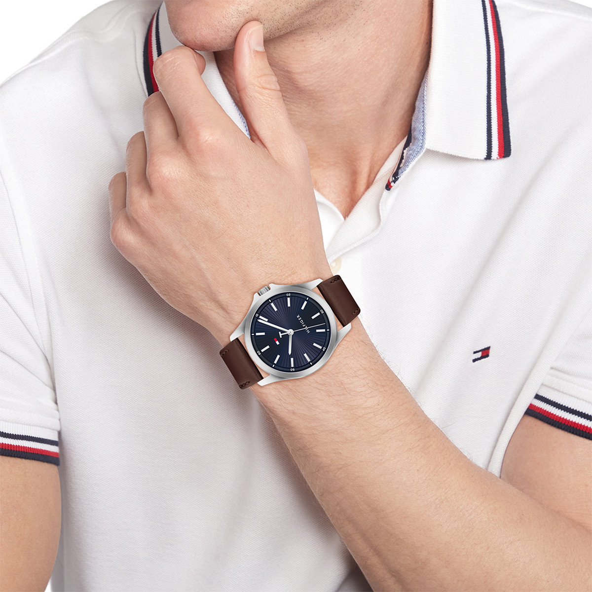 Montre TOMMY HILFIGER bruce homme analogique, bracelet cuir marron - vue porté 1