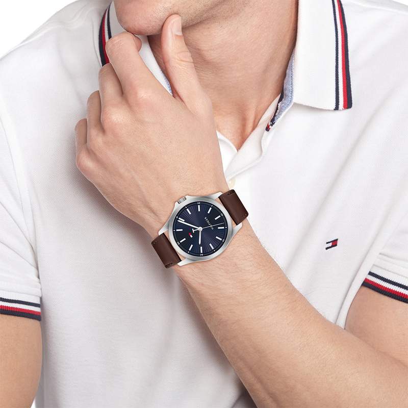 TOMMY HILFIGER bruce heren analoog horloge, bruine leren band - gedragen 1 bekijken