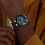 Montre BOSS runner homme bracelet acier - vue porté 1