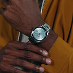Montre BOSS strike homme bracelet acier - vue porté 1