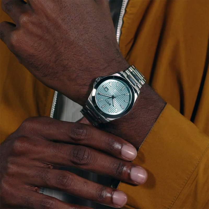 Montre BOSS strike homme bracelet acier - vue porté 1