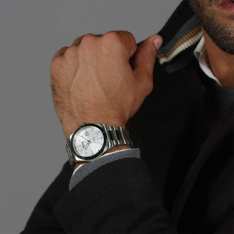 Montre BOSS strike homme bracelet acier - vue porté 1