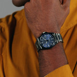 Montre BOSS strike homme bracelet acier - vue porté 1