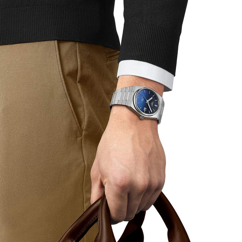 Montre TISSOT T-CLASSIC PRX POWERMATIC 80 homme automatique cadran bleu bracelet acier inoxydable - vue porté 1