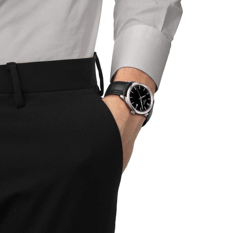 Montre TISSOT T-CLASSIC PR100 homme cadran noir bracelet cuir noir - vue porté 1