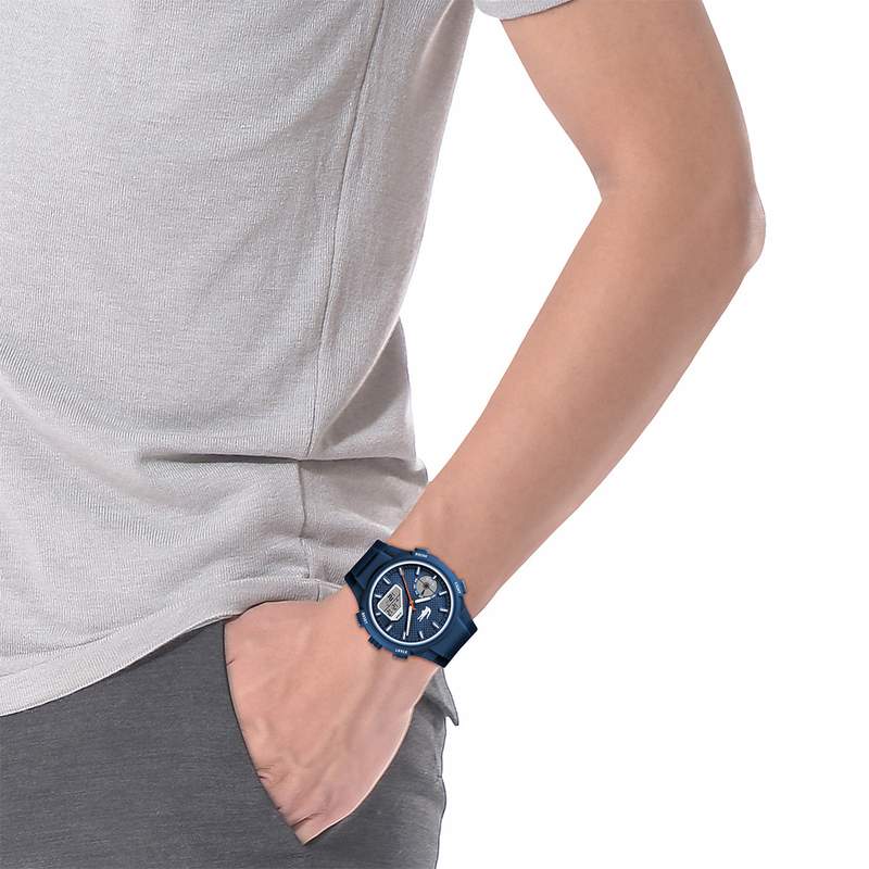 MMontre LACOSTE l33-x homme bleu bracelet silicone - vue porté 1