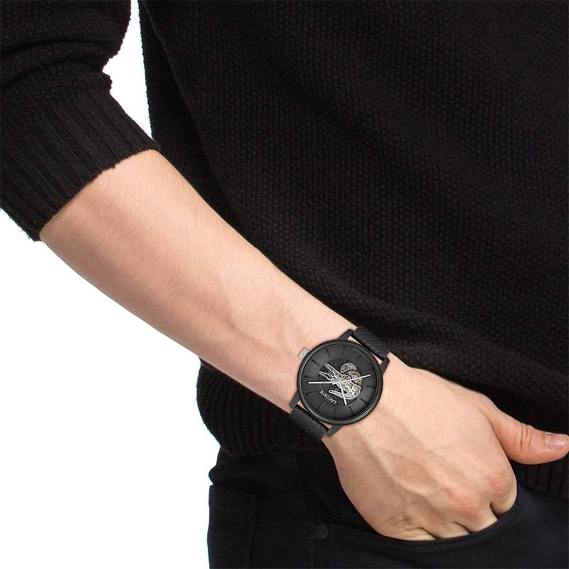 Montre LACOSTE.12.12 automatique homme bracelet cuir noir - vue porté 1