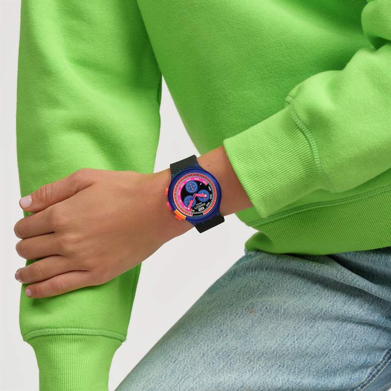 Montre SWATCH neon homme bracelet matériau biosourcé noir - vue porté 1