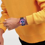 Montre SWATCH neon homme bracelet matériau biosourcé noir - vue porté 2