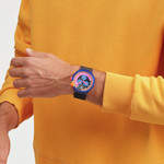 Montre SWATCH neon homme bracelet matériau biosourcé noir - vue porté 3