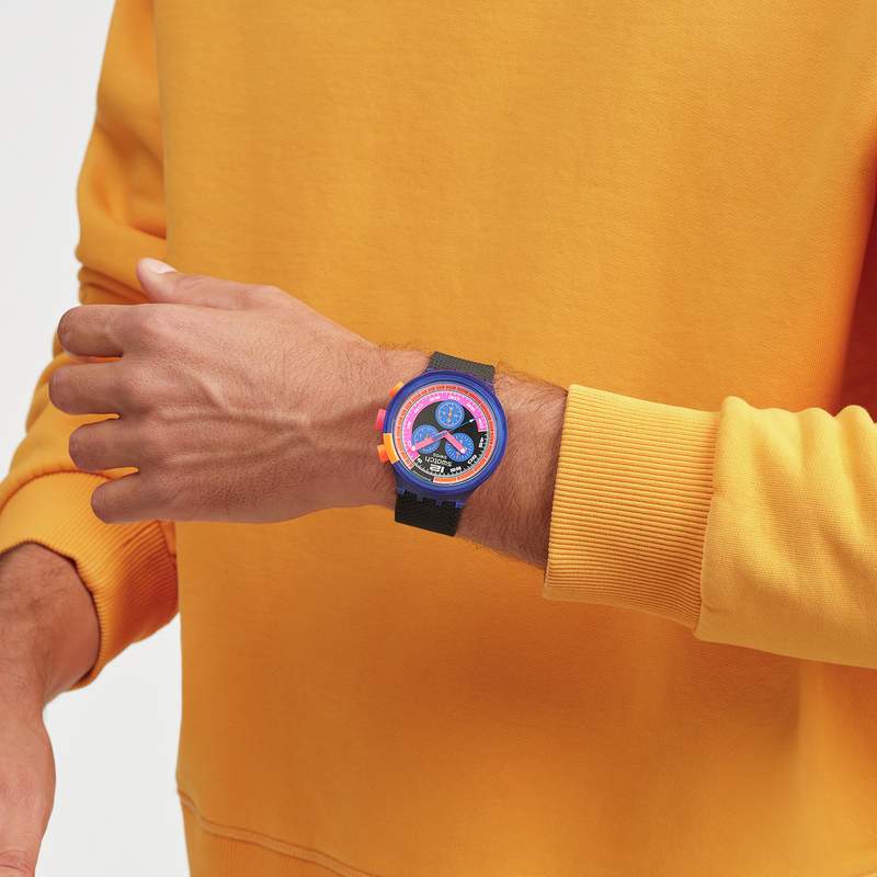 Montre SWATCH neon homme bracelet matériau biosourcé noir - vue porté 3